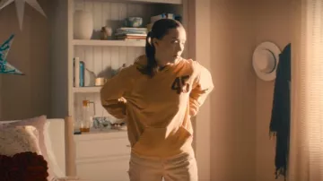 Yellow Hoodie with the red Number 45 of Jane Driscoll (Nicole Brydon Bloom) in Paradise (S01E06)