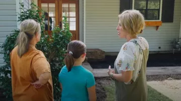 Madewell Smocked Button-Down Top In Classic Corsage worn by Erin Napier as seen in Home Town (S09E07)
