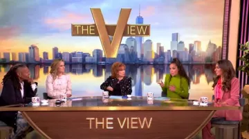Veronica Beard Edia Pantalones de pierna recta de satén usados por Alyssa Farah como se vio en The View el 18 de febrero de 2025