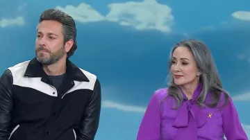 Me + Em Blouse en soie à col en V portée par Patricia Heaton comme on le voit dans Today le 18 février 2025