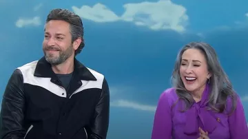 Gilet court en cachemire brossé à col en V Me + Em porté par Patricia Heaton comme on le voit dans Today le 18 février 2025