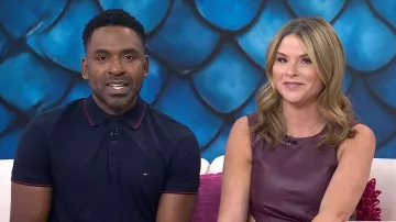 Polo Tommy Hilfiger Regular Fit Performance Jersey porté par Justin Sylvester comme on le voit dans Today with Jenna & Friends le 18 février 2025