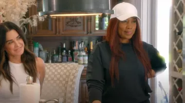 Club Monaco Sweat-shirt femme en satin à rayures porté par Garcelle Beauvais comme on le voit dans Les vraies femmes au foyer de Beverly Hills (S14E12)