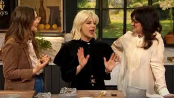 Camisa de esmoquin Gant Relaxed Fit usada por Valerie Bertinelli como se vio en The Drew Barrymore Show el 13 de febrero de 2025