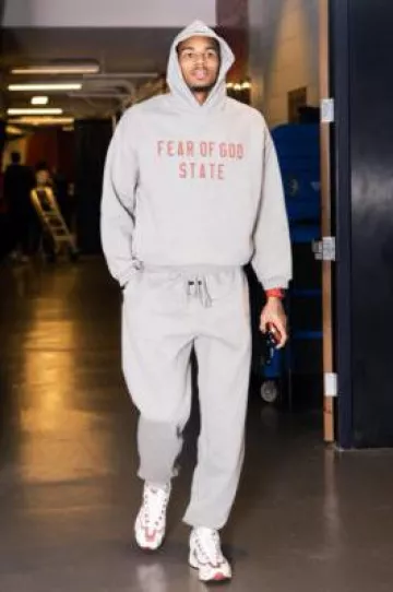 Fear Of God Dark Heather & Red State Fleece Sweatpants porté par Dejounte Murray sur le compte Instagram @pelicansnba