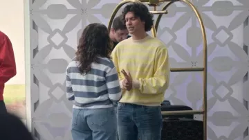 Sweat-shirt à col rond à rayures inversées porté par Miguel Diaz (Xolo Maridueña) comme on le voit dans Cobra Kai (S06E10)