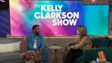 Alice + Olivia Tarot Card Alfie Silk Blouse Collared Top worn by Kelly Clarkson as seen in The Kelly Clarkson Show on February 17, 2025