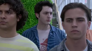 Camisa de lino Oas Costal Cortado Cuba para hombre usada por Demetri (Gianni DeCenzo) como se ve en Cobra Kai (T06E10)