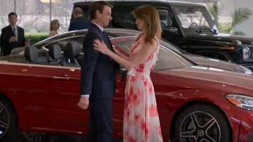 Vestido camisero sin mangas de gasa para mujer de Donna Karan usado por Amanda LaRusso (Courtney Henggeler) como se ve en Cobra Kai (T06E11)