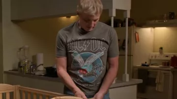 T-shirt ample en coton porté par Johnny Lawrence (William Zabka) comme on le voit dans Cobra Kai (S06E11)