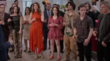 Allison New York Ikat Mini Robe ceinturée portée par Samantha LaRusso (Mary Mouser) comme on le voit dans Cobra Kai (S06E11)