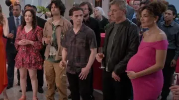 PacSun Veste en coton brodé floral portée par Miguel Diaz (Xolo Maridueña) comme on le voit dans Cobra Kai (S06E11)