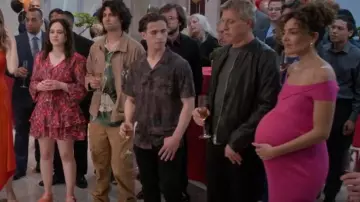 Chaqueta de algodón bordada floral PacSun usada por Miguel Díaz (Xolo Maridueña) como se ve en Cobra Kai (T06E11)