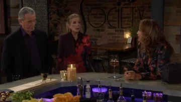 Alice + Olivia Silas Blazer en soie florale porté par Nikki Reed Newman (Melody Thomas Scott) comme on le voit dans Les Feux de l’Amour le 17 février 2025