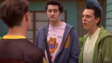 Zara Hat T-Shirt X Pepo Moreno usado por Demetri (Gianni DeCenzo) como se ve en Cobra Kai (S06E12)