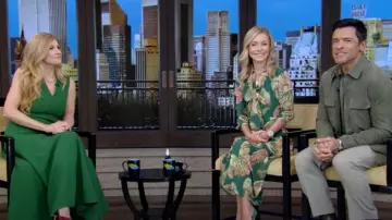 Vestido de crepé sin mangas con detalle de cinturón de Carolina Herrera usado por Connie Britton como se vio en LIVE with Kelly and Mark el 18 de febrero de 2025