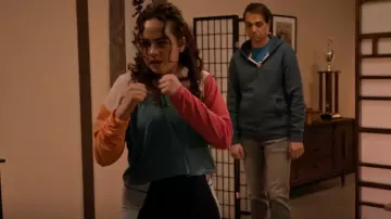 Nani Swimwear Quarter-Zip Parasol porté par Samantha LaRusso (Mary Mouser) comme on le voit dans Cobra Kai (S06E13)