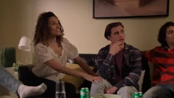 Chemise brodée Lucky Brand portée par Carmen Diaz (Vanessa Rubio) comme on le voit dans Cobra Kai (S06E13)