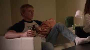 1982 Summer Strut Foreigner Concert Tour Jersey Shirt porté par Johnny Lawrence (William Zabka) comme on le voit dans Cobra Kai (S06E13)
