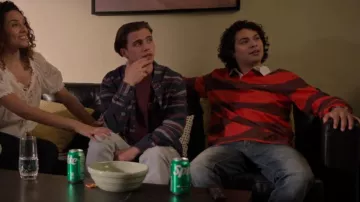 Chemise de rugby Levi’s Union portée par Miguel Diaz (Xolo Maridueña) comme on le voit dans Cobra Kai (S06E13)
