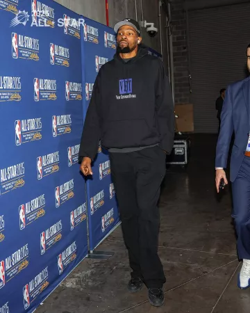 Vetements Noir 'Very Expensive Hoodie' Sweat à capuche porté par Kevin Durant sur le compte Instagram @suns