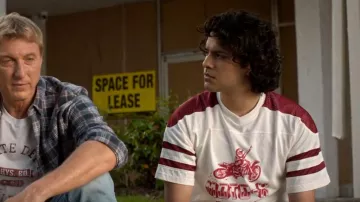 T-shirt Uo Moto Jersey porté par Miguel Diaz (Xolo Maridueña) comme on le voit dans Cobra Kai (S06E14)