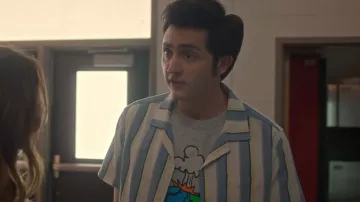 Camiseta Obey World usada por Demetri (Gianni DeCenzo) como se ve en Cobra Kai (T06E14)