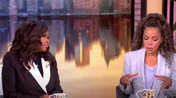 Conjunto de traje Fashion Nova Double Take usado por Jasmine Crockett como se vio en The View el 19 de febrero de 2025