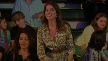 Vestido verde estampado de Zara usado por Amanda LaRusso (Courtney Henggeler) como se ve en Cobra Kai (T06E15)