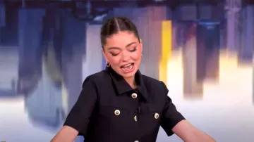 Veste à manches courtes Sandro portée par Sarah Hyland vue dans The View le 19 février 2025