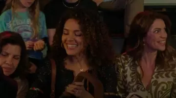 Collar de corazón de oro usado por Carmen Díaz (Vanessa Rubio) como se ve en Cobra Kai (T06E15)