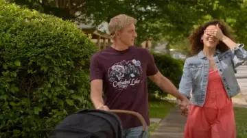 T-shirt vintage des années 90 de Cathedral Lakes porté par Johnny Lawrence (William Zabka) comme on le voit dans Cobra Kai (S06E15)