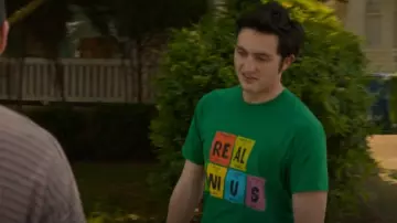Vision Art Tableau périodique des éléments Real Genius T-Shirt porté par Demetri (Gianni DeCenzo) comme on le voit dans Cobra Kai (S06E15)