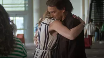 Robe chemise en lin mélangé H&M portée par Amanda LaRusso (Courtney Henggeler) comme on le voit dans Cobra Kai (S06E15)