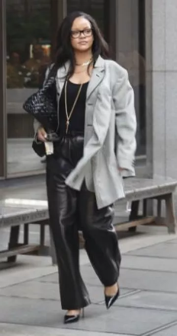 Comme des Garçons Pied-de-poule asymétrique à quatre manches porté par Rihanna à Los Angeles le 31 janvier 2025