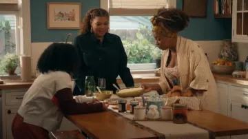 Helmut Lang Chaqueta bomber negra con cinturón de seguridad y plumón usada por Robyn McCall (Queen Latifah) como se ve en The Equalizer (T05E08)