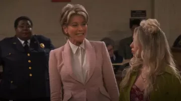 Blazer de l’Agence Chamberlain porté par Julianne (Wendie Malick) vu dans Night Court (S03E08)