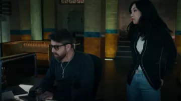 MM6 Maison Margiela Cárdigan de cuello redondo con costuras a la vista en mezcla de lana usado por Melody 'Mel' Bayani (Liza Lapira) como se ve en The Equalizer (T05E08)