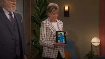 Veronica Beard Taja Graphic Tweed Dickey Jacket portée par Julianne (Wendie Malick) comme on le voit dans Night Court (S03E08)