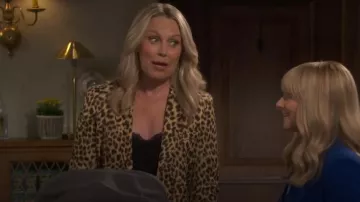 Gérard Darel Beila Chaqueta estampada usada por Heather (Jessica St. Clair) como se ve en Night Court (S03E09)