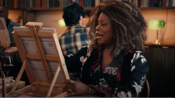 Zara Robe kimono imprimée noire brodée contrastante portée par Viola 'Vi' Marsette (Lorraine Toussaint) comme on le voit dans The Equalizer (S05E08)