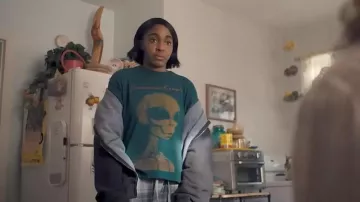 Some­one Knows Alien Tee of Paula (Ayo Edebiri) in Omni Loop