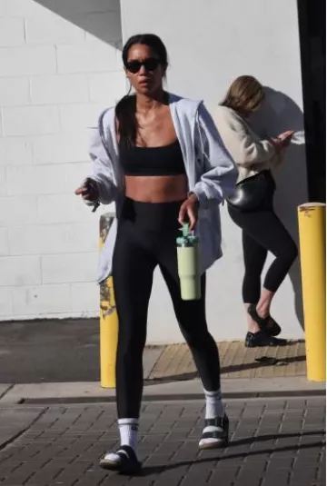 Sandalias Birkenstock Arizona usadas por Laura Harrier en Los Ángeles el 3 de febrero de 2025