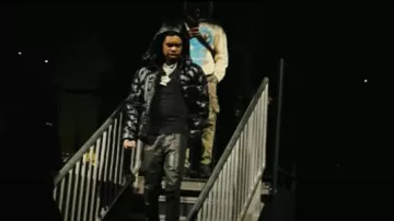 Casabkanca Chaqueta de plumón acolchada con logotipo CC negro usada por Lil Poppa en Lil Poppa - Forever Grateful (Video musical oficial)