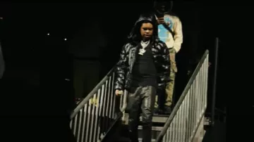 Camiseta interior negra de cuello redondo de Ralph Lauren usada por Lil Poppa en Lil Poppa - Forever Grateful (Video Musical Oficial)