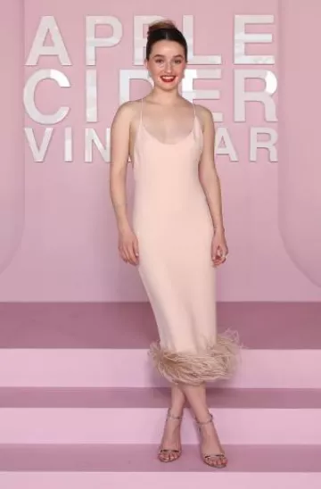 Sandales Jimmy Choo Minny Silver portées par Kaitlyn Dever lors de la première de la vente de vinaigre de cidre de pomme le 3 février 2025