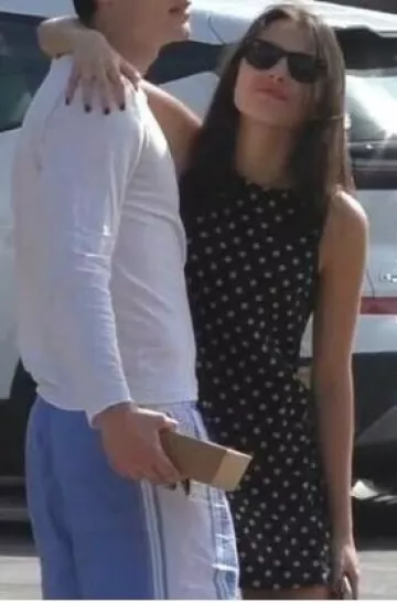 Vestido de lino Reformation Jessi en Ritz Dot usado por Olivia Rodrigo en Los Ángeles el 3 de febrero de 2025