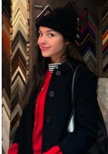 Bonnet en tricot Brandy Melville en noir porté par Olivia Rodrigo sur son Instagram le 4 février 2025