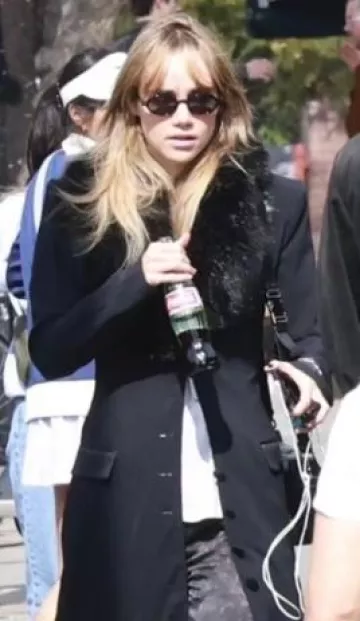 Pantalones rectos de sarga desteñida de Acne Studios usados por Suki Waterhouse en Los Ángeles el 4 de febrero de 2025