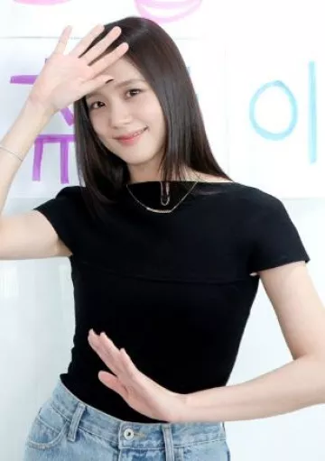 Cartier Clash De Cartier Necklace Small Model worn by Jisoo at Salon Drip on February 4, 2025